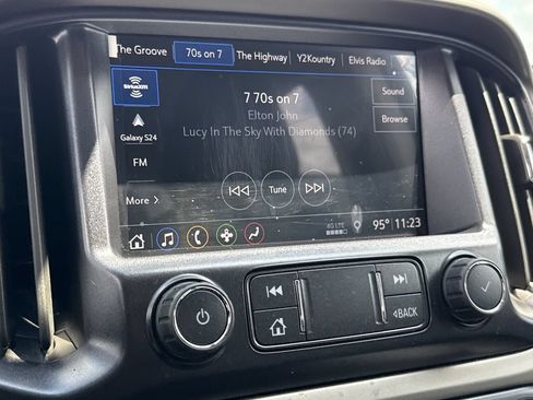 Used 2022 Chevrolet Colorado Z71 AWD/4WD image 30