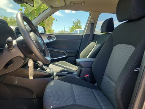 Used 2023 Kia Soul LX w/ LX Technology Package image 23