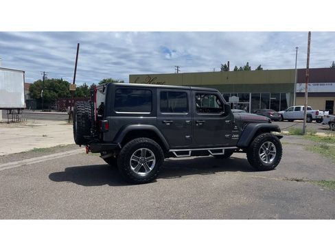 Used 2018 Jeep Wrangler Unlimited Sahara AWD/4WD image 3