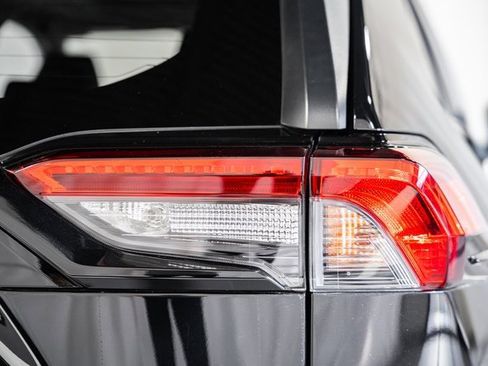 Used 2020 Toyota RAV4 XLE Premium image 6