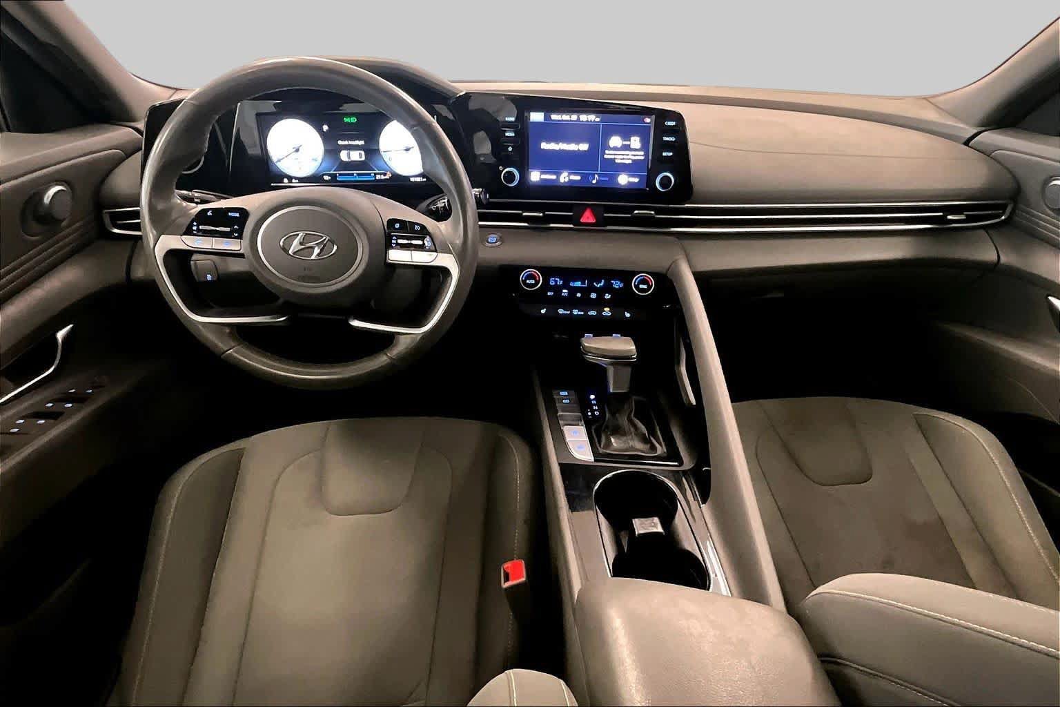 Used 2022 Hyundai Elantra SEL w/ Convenience Package FWD image 12