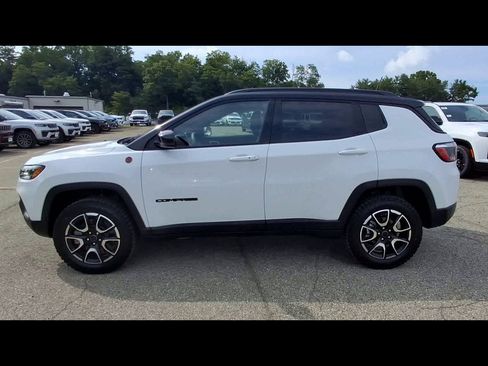 Certified 2025 Jeep Compass Trailhawk AWD/4WD image 5