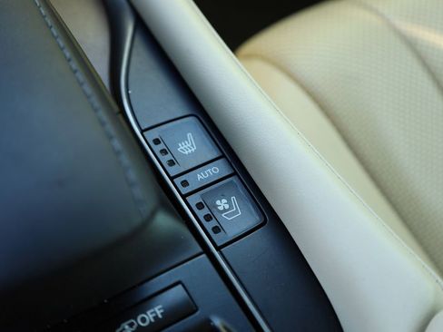 Used 2021 Lexus LX 570 4WD w/ 3rd Row & Luxury Pkg image 12