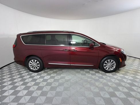 Used 2019 Chrysler Pacifica Touring-L FWD image 4