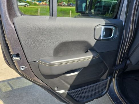 Used 2025 Jeep Wrangler Unlimited Sahara AWD/4WD image 11