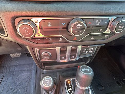 Used 2025 Jeep Wrangler Sport image 31