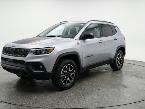 Used 2025 Jeep Compass Trailhawk image 3