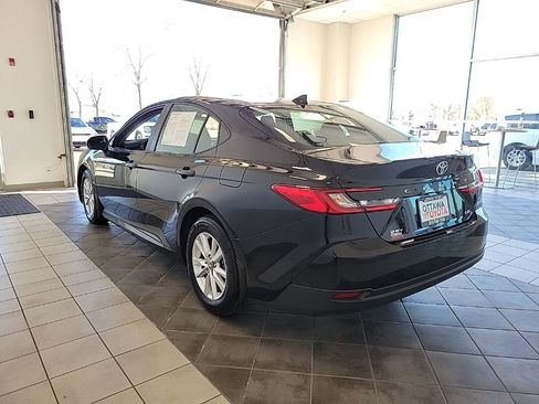 Used 2025 Toyota Camry LE image 7