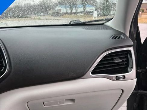 Used 2019 Jeep Cherokee Limited FWD image 33