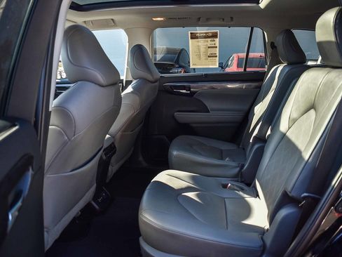 Used 2022 Toyota Highlander Platinum image 17