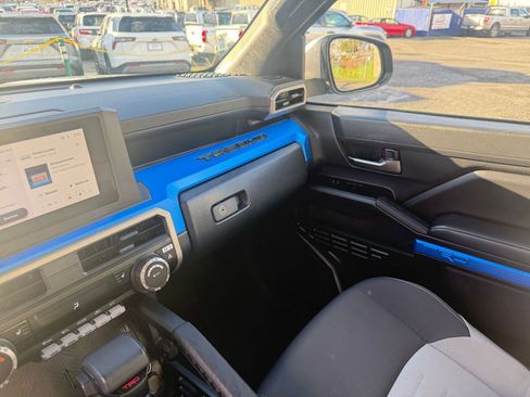 Used 2025 Toyota Tacoma TRD Off-Road image 17