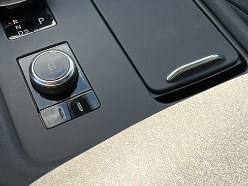 Certified 2025 Land Rover Discovery Dynamic SE image 20