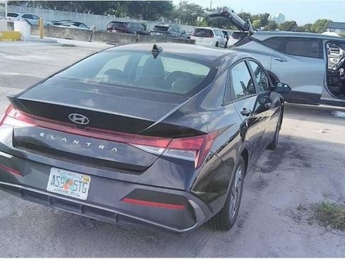 Used 2024 Hyundai Elantra SEL FWD image 2