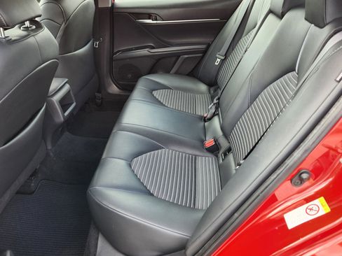 Used 2019 Toyota Camry SE image 5