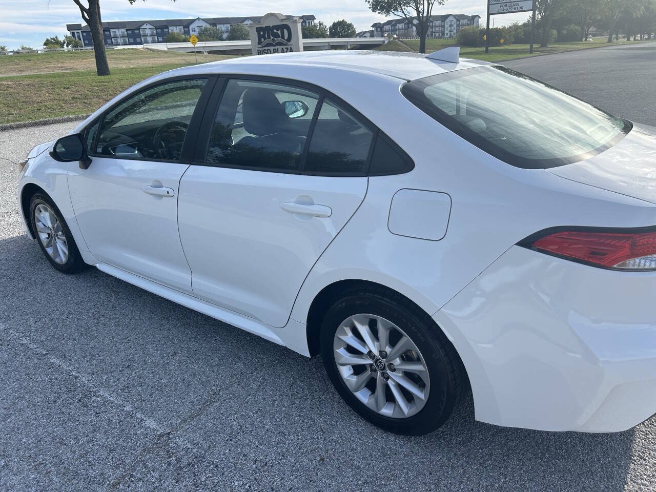 Used 2021 Toyota Corolla LE w/ LE Convenience Package FWD image 7