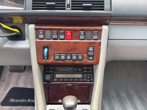 Used 1995 Mercedes-Benz E 320 Convertible image 32