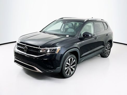 Used 2024 Volkswagen Taos SE image 3