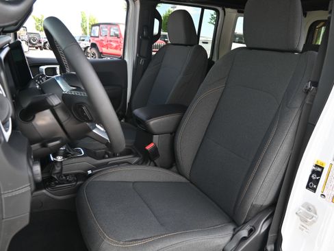Used 2025 Jeep Wrangler Unlimited Sahara w/ Safety Group AWD/4WD image 12