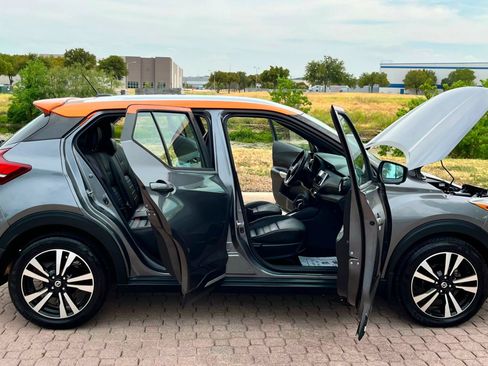 Used 2019 Nissan Kicks SR w/ SR Premium Package FWD image 13