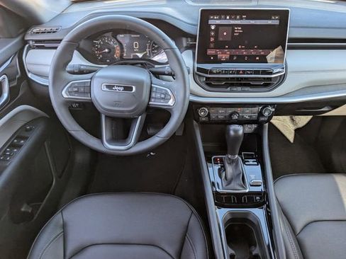 Used 2025 Jeep Compass Limited image 10