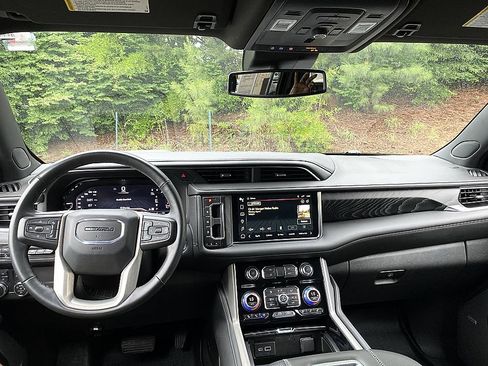 Used 2023 GMC Yukon XL Denali AWD/4WD image 19