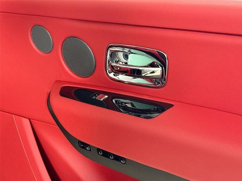 Used 2025 Rolls-Royce Cullinan image 40