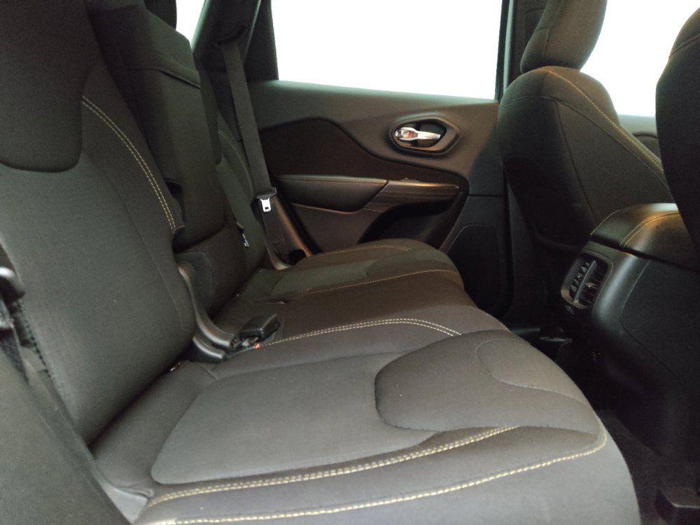 Used 2016 Jeep Cherokee Latitude FWD image 19