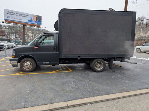 Used 2019 Chevrolet Express 3500 w/ Power Convenience Package image 4