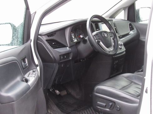 Used 2017 Toyota Sienna SE image 9