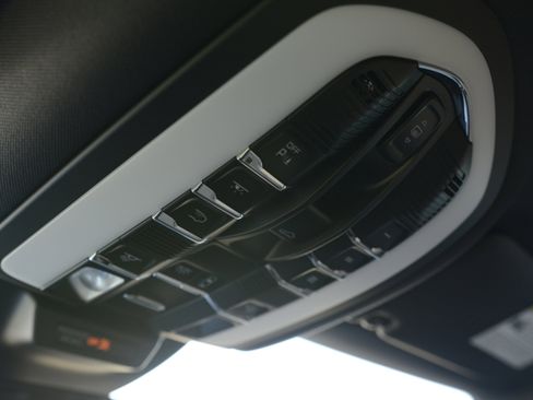 Certified 2025 Porsche Macan AWD/4WD image 25