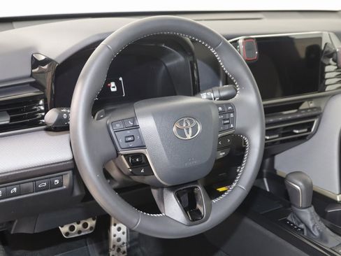 Used 2025 Toyota Camry SE image 6