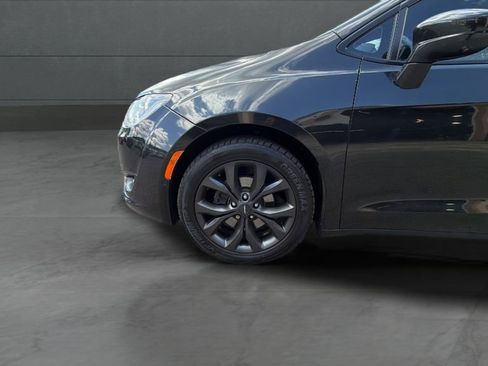 Used 2018 Chrysler Pacifica Touring-L Plus w/ Advanced Safetytec Group FWD image 35