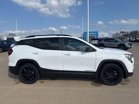 Used 2023 GMC Terrain SLE w/ Driver Convenience Package image 2