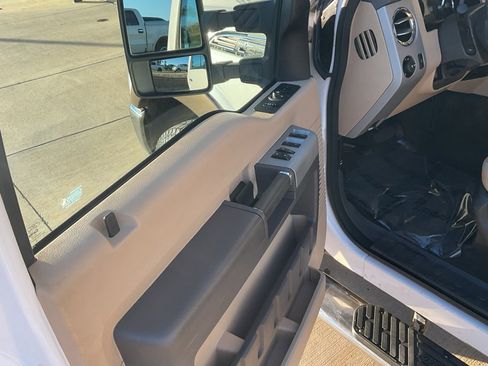 Used 2015 Ford F250 Lariat w/ Lariat Interior Package image 8
