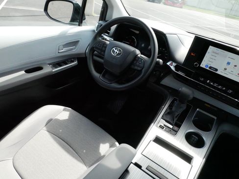 Certified 2026 Toyota Sienna LE FWD image 9