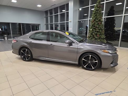 Used 2018 Toyota Camry XSE image 5