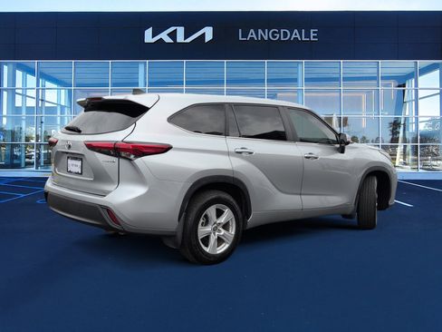 Used 2023 Toyota Highlander LE image 4