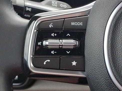 Used 2025 Kia Carnival EX FWD image 24