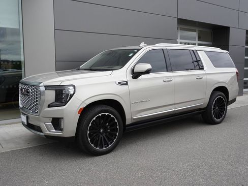 Used 2021 GMC Yukon XL Denali w/ Denali Premium Package AWD/4WD image 3