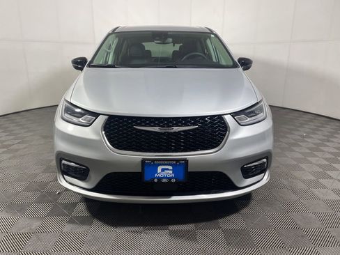 Used 2024 Chrysler Pacifica Touring-L FWD image 3