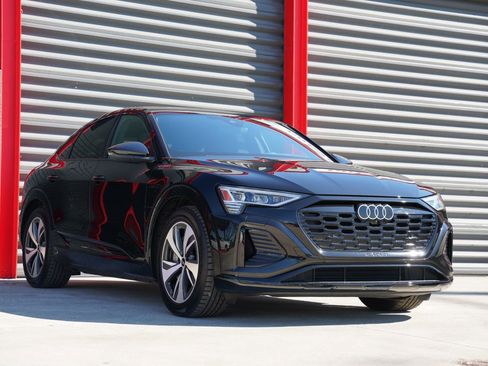 Used 2024 Audi Q8 e-tron Premium image 3