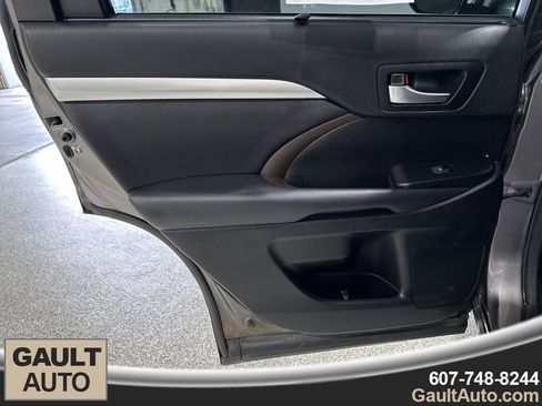 Used 2018 Toyota Highlander XLE AWD/4WD image 14