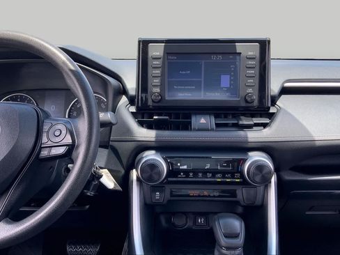 Used 2019 Toyota RAV4 LE FWD image 7