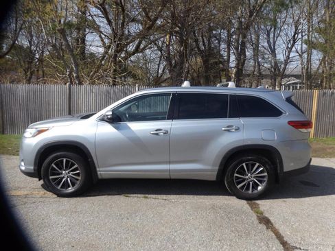 Used 2018 Toyota Highlander XLE image 2