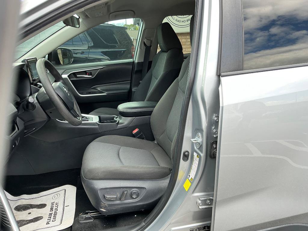 Used 2021 Toyota RAV4 XLE FWD image 16