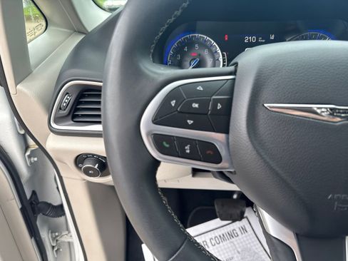 Used 2023 Chrysler Pacifica Touring-L FWD image 14