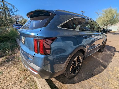 Certified 2025 Kia Sorento EX image 3