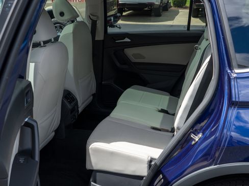 Used 2021 Volkswagen Tiguan SE w/ Panoramic Sunroof Package image 20