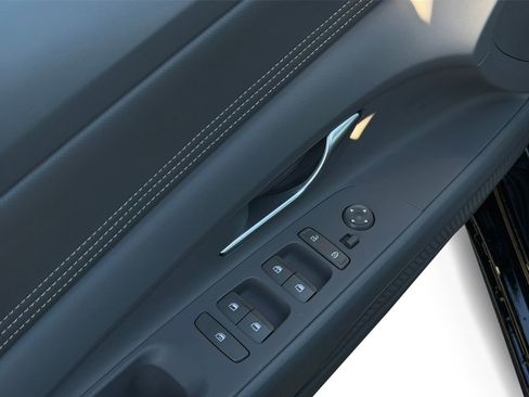 Certified 2025 Hyundai Elantra SEL image 17