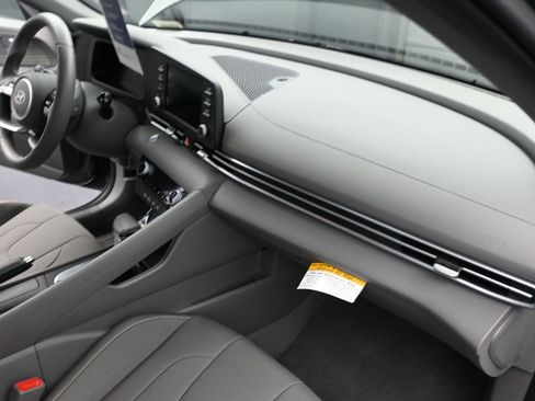 Certified 2025 Hyundai Elantra Sport image 18